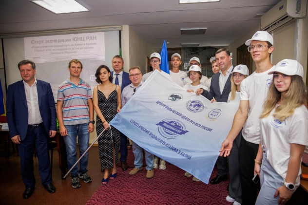 Вручение флага членам Молодёжного научно-исследовательского волонтёрского центра РГО. Фото: Олег Хорошев 