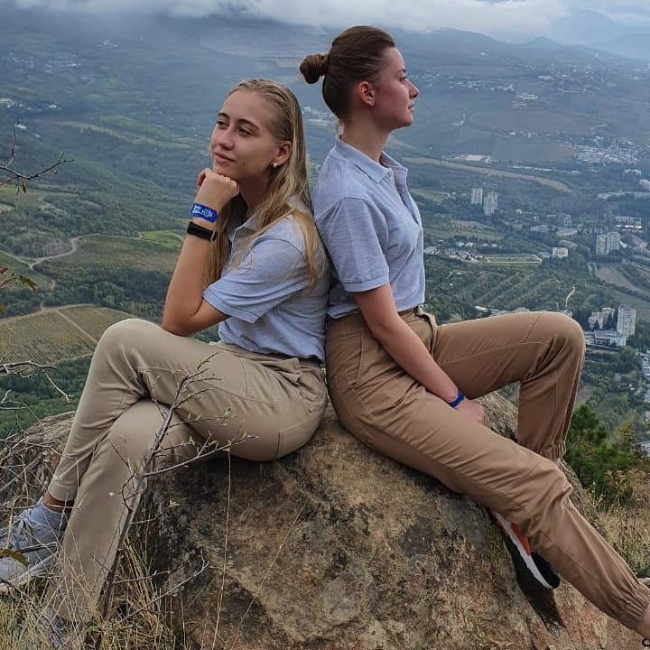 Екатерина Груздева и Ангелина Малашенкова в крымских горах